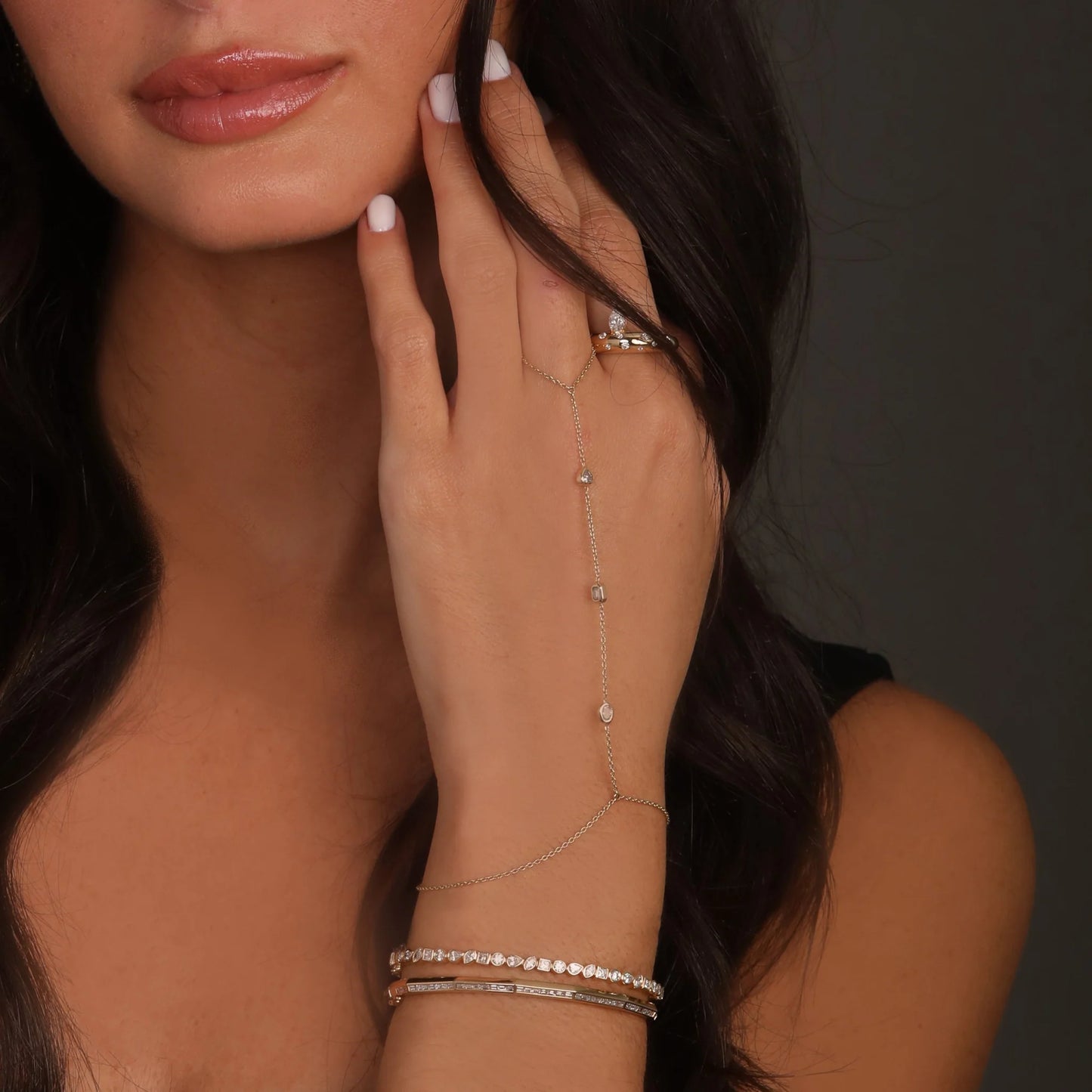 Cadena de mano con diamantes en bisel y tres diamantes en oro de 14 k