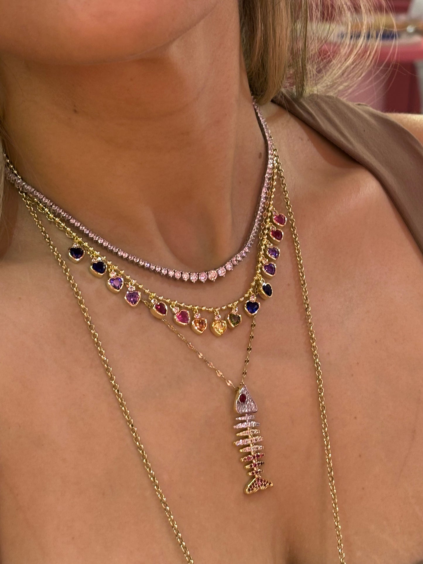 Collar de corazones colgantes de arcoíris