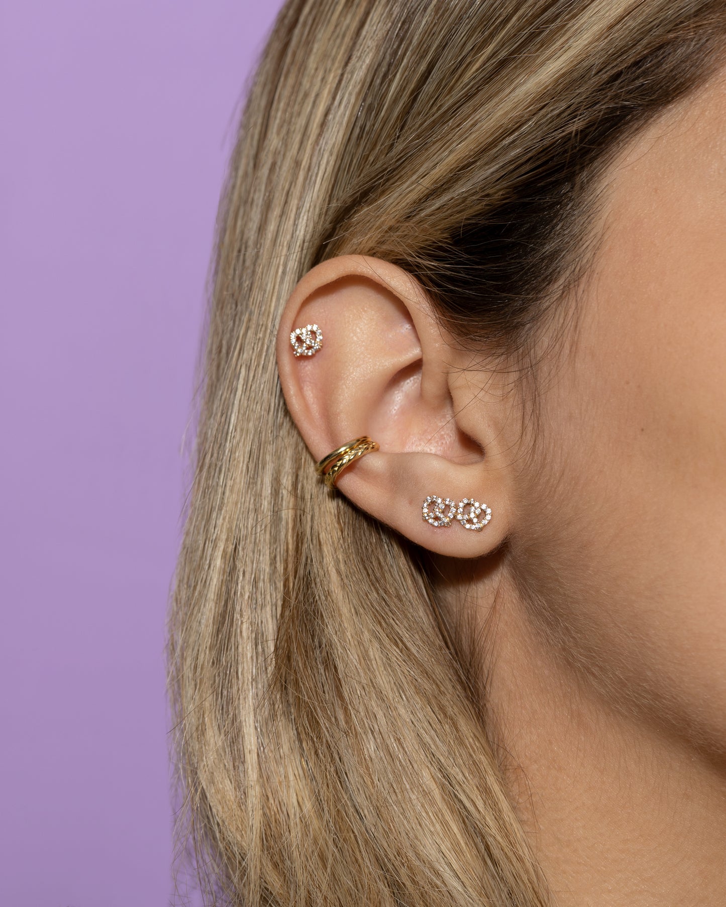 Mini pendientes tipo pretzel en oro de 14 k