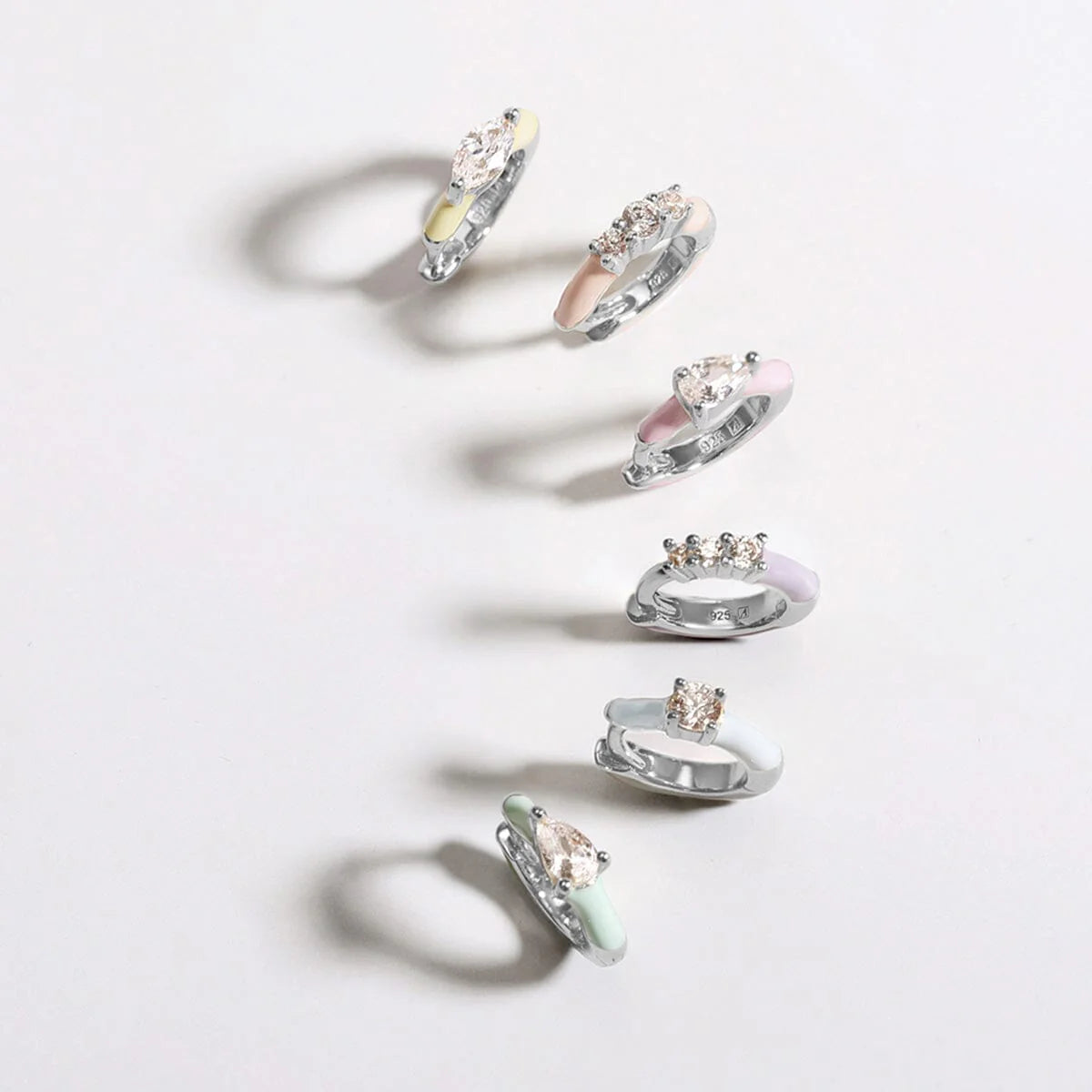 Anillo de ámbar y circonita cúbica