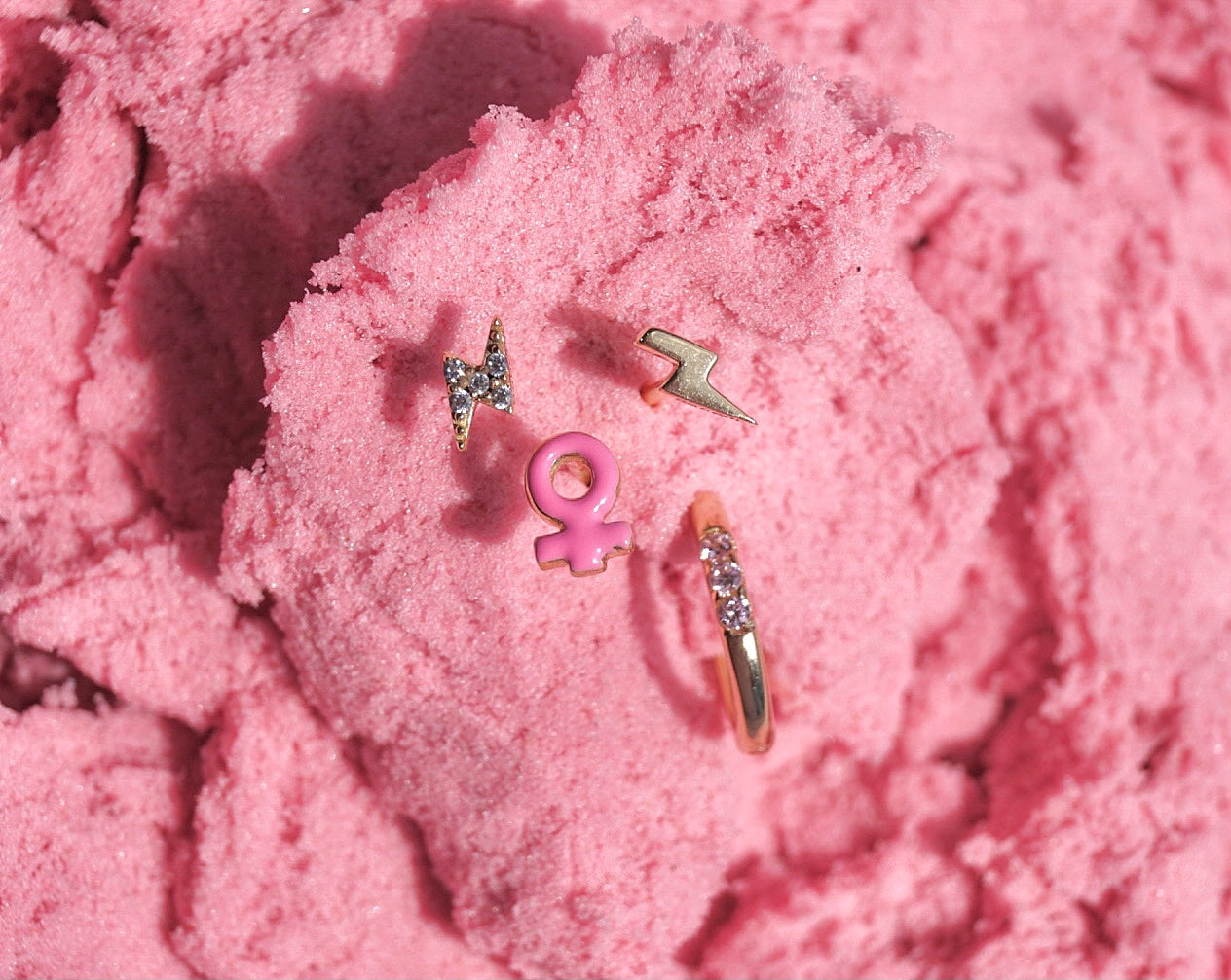 Oro de 10 quilates - Símbolo de poder en esmalte rosa