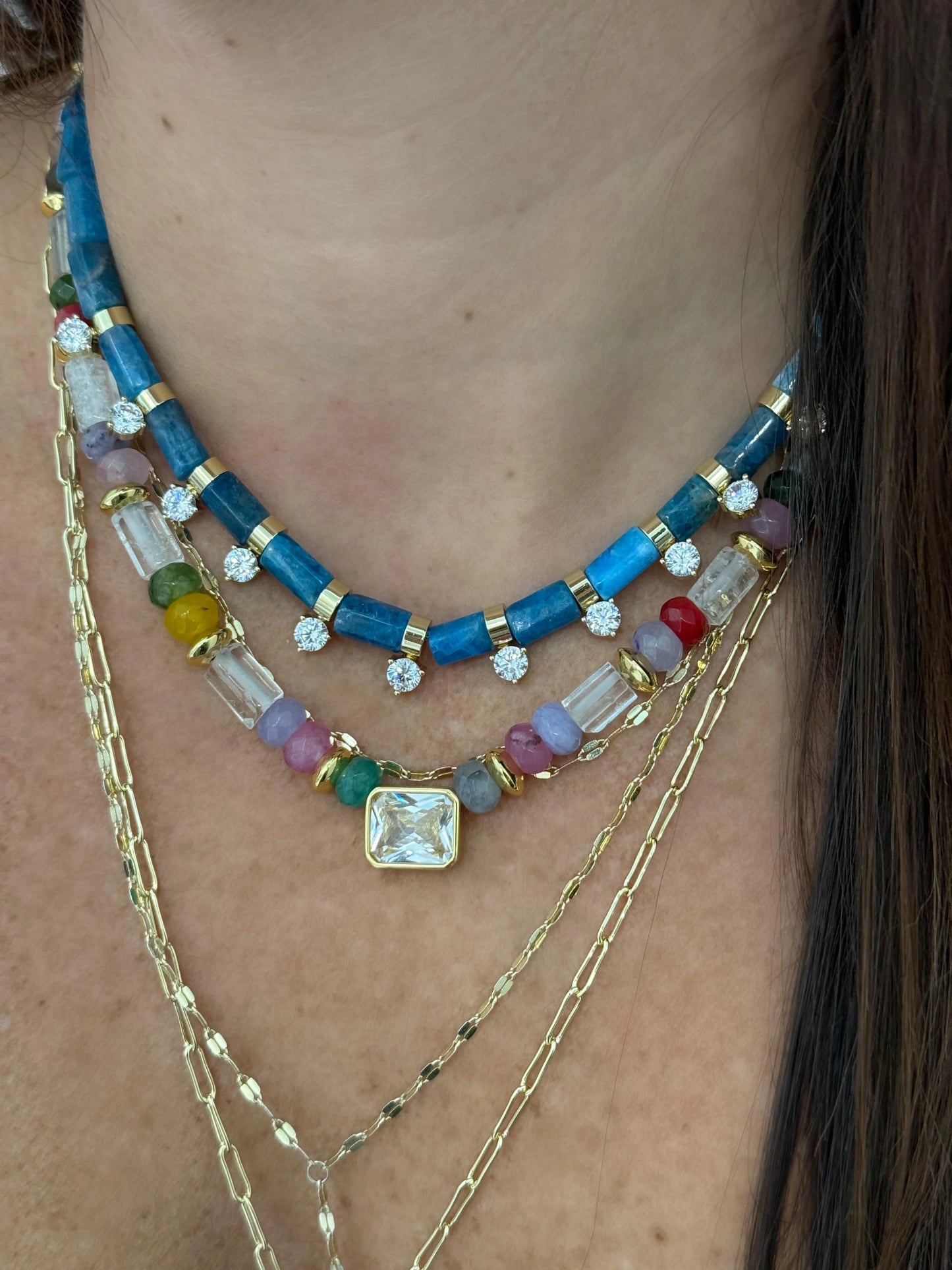 Collar con cierre de cuentas de arcoíris de piedra