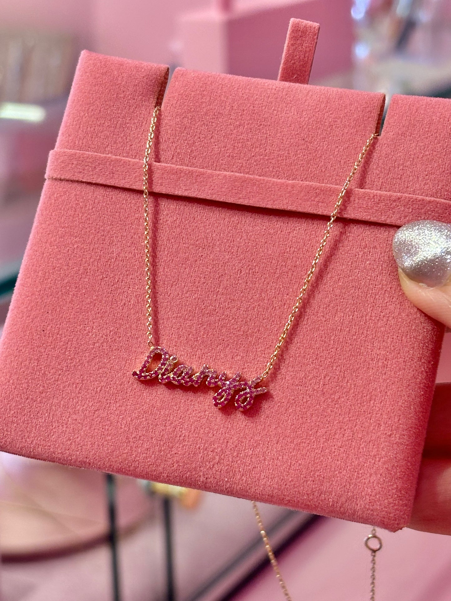 Collar con nombre grande en degradé en oro de 14 k