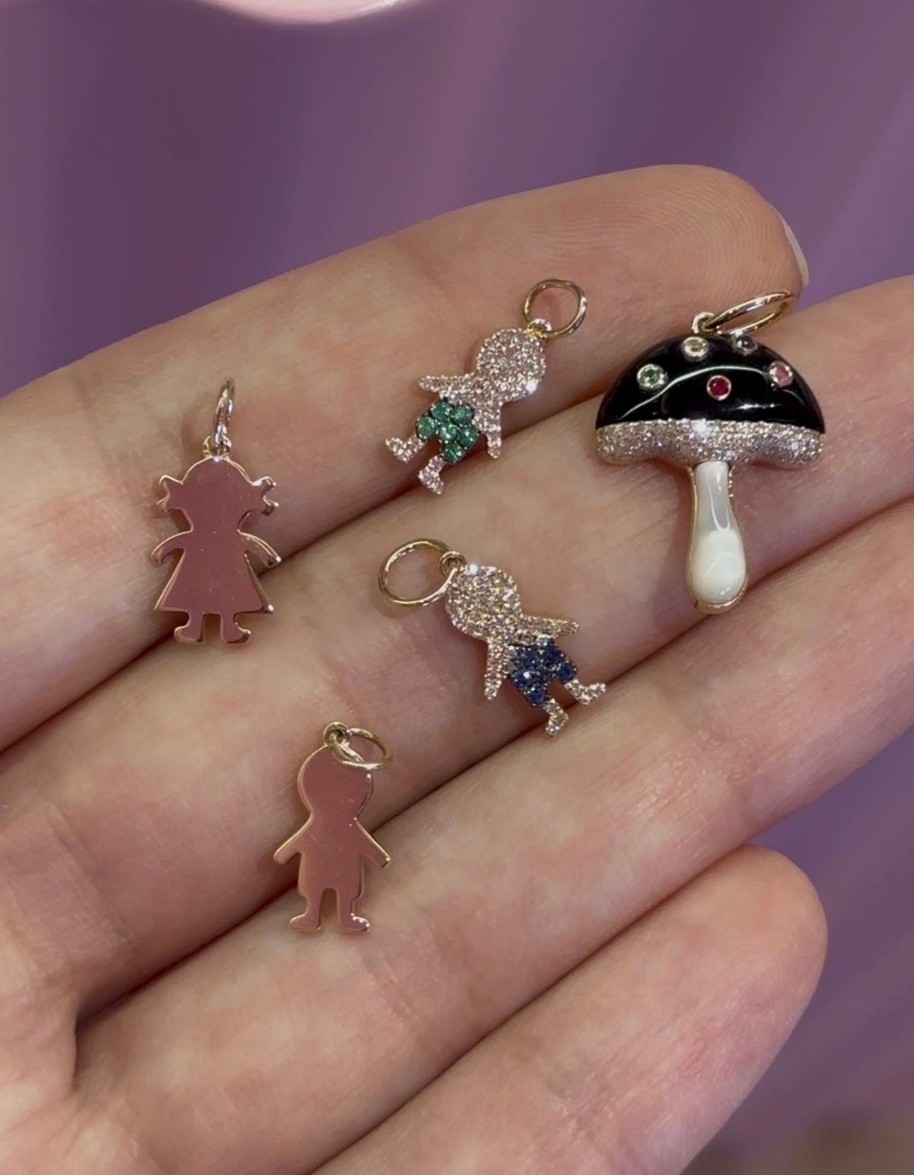 Dije de niño con pavé de piedras preciosas en oro de 14 k
