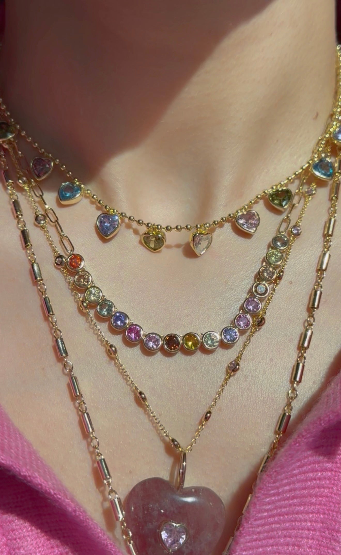 Collar de corazones colgantes multicolor pastel