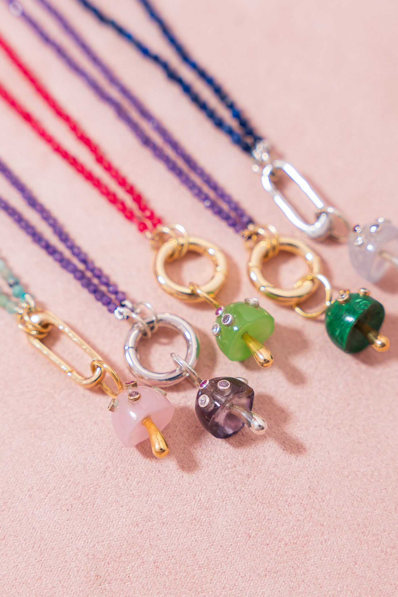 Collar con cuentas de piedra oceánica y cierre a presión