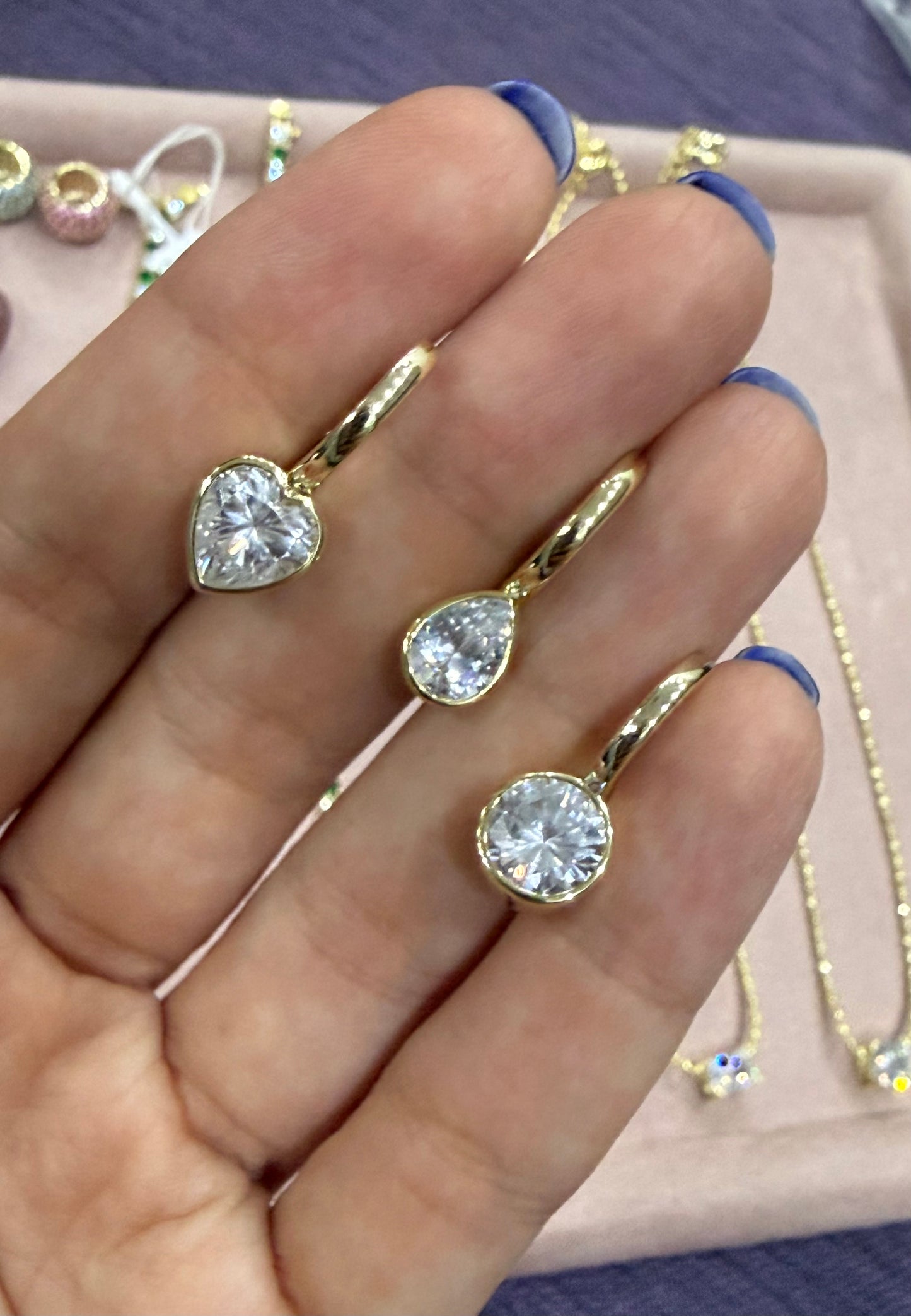 Huggies con cúpula de piedra de circonita cúbica