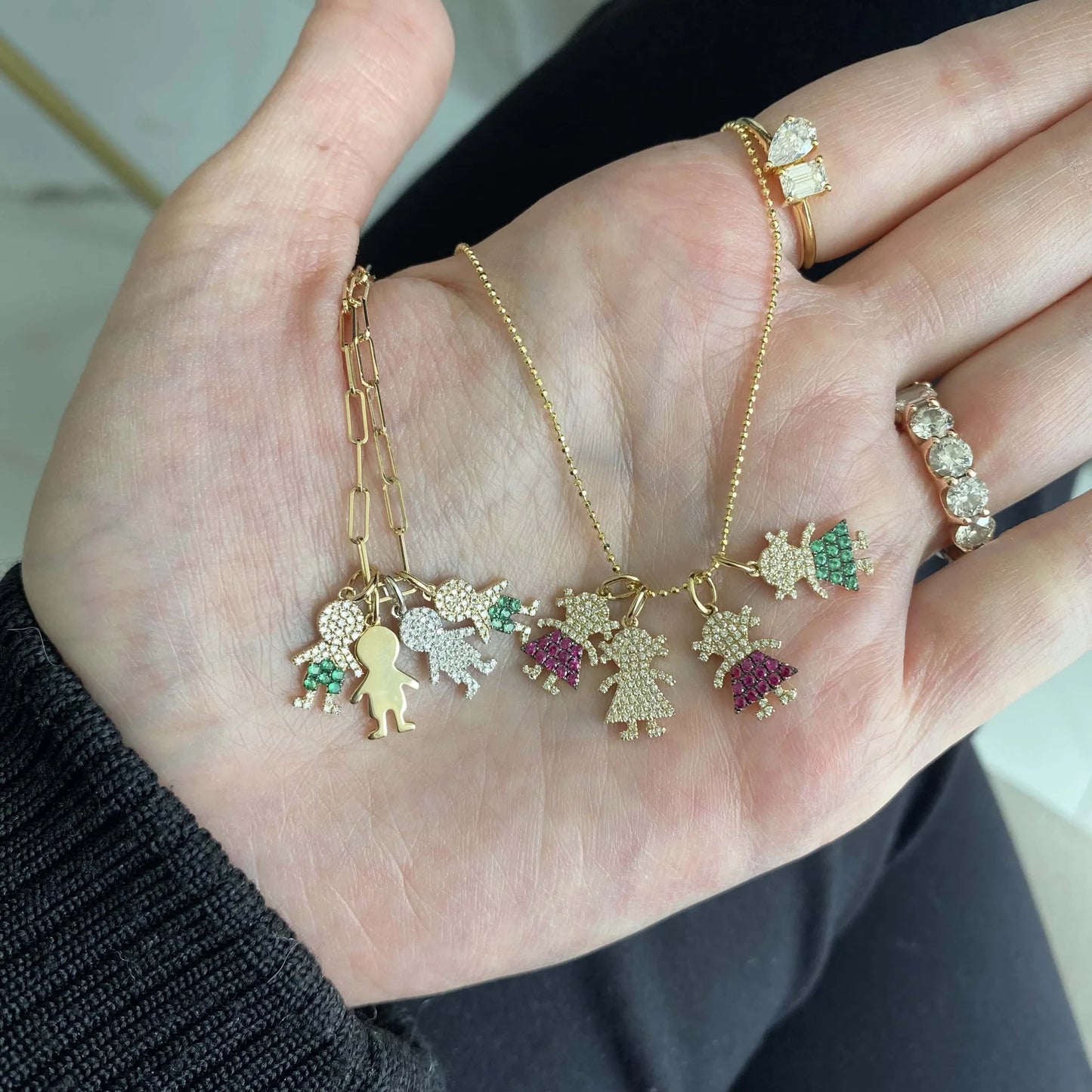 Dije de niña con pavé de piedras preciosas en oro de 14 k