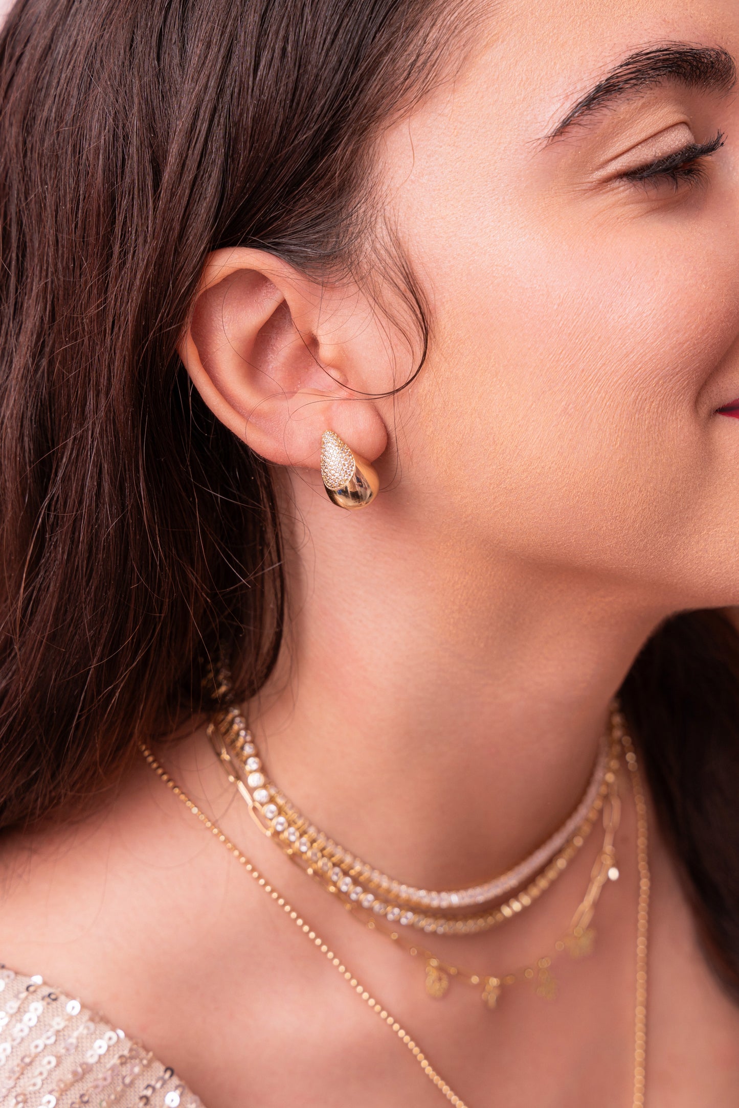 Pendientes colgantes con medio pavé
