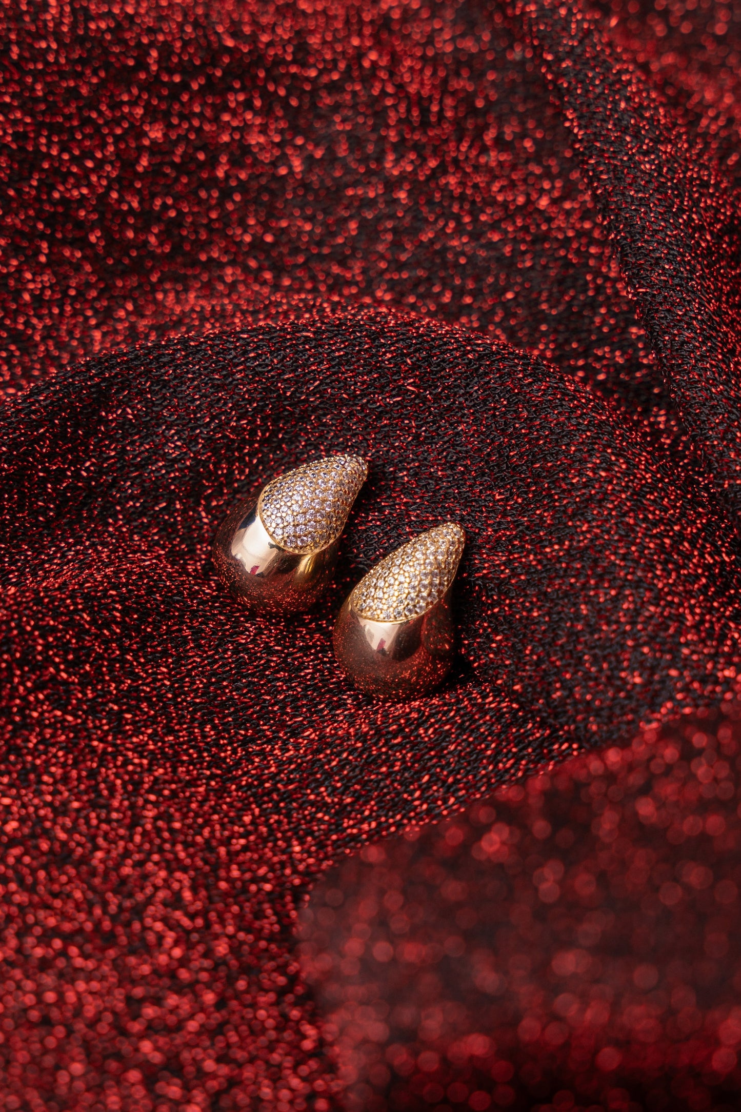 Pendientes colgantes con medio pavé
