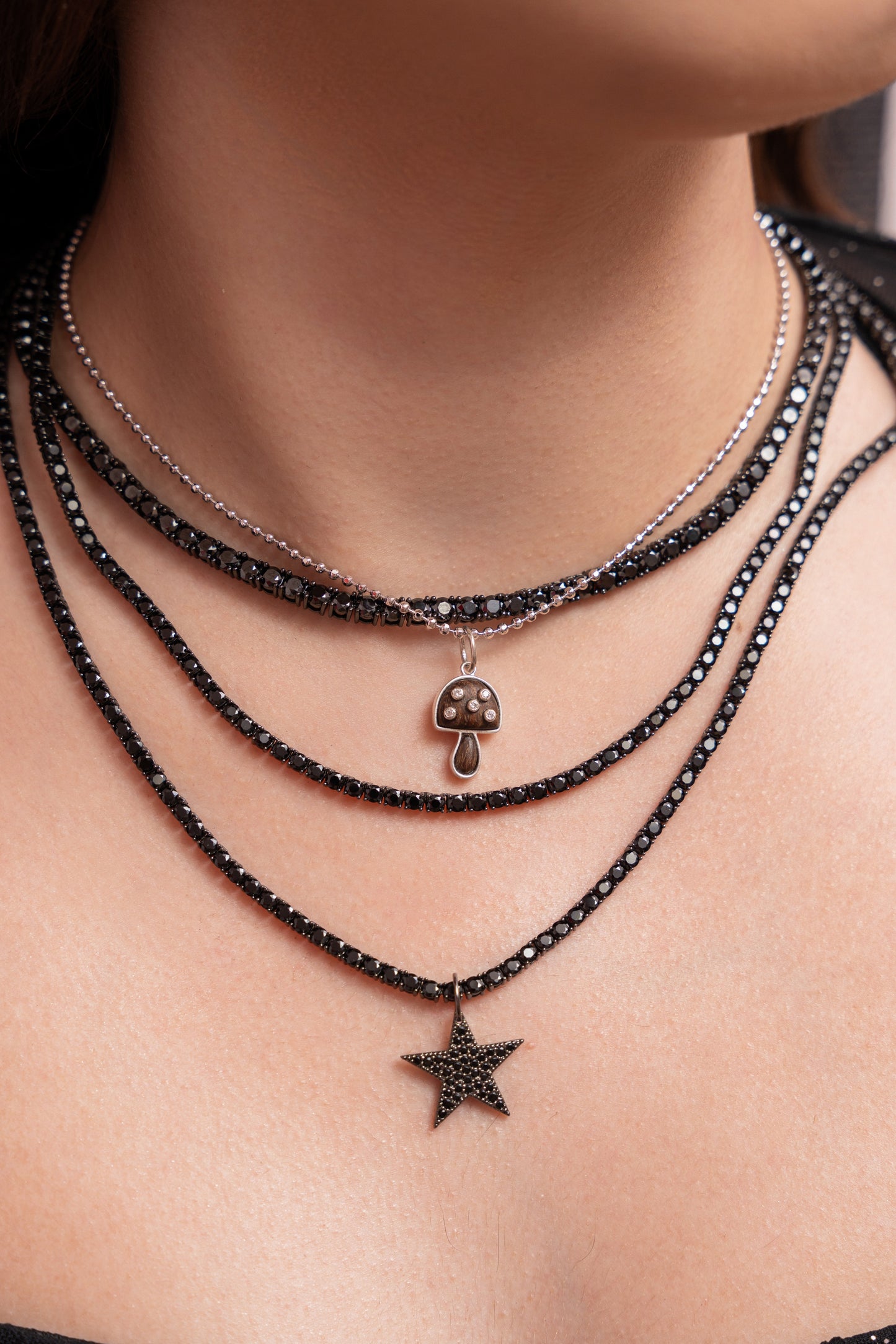 Charm de estrella con pavé negro