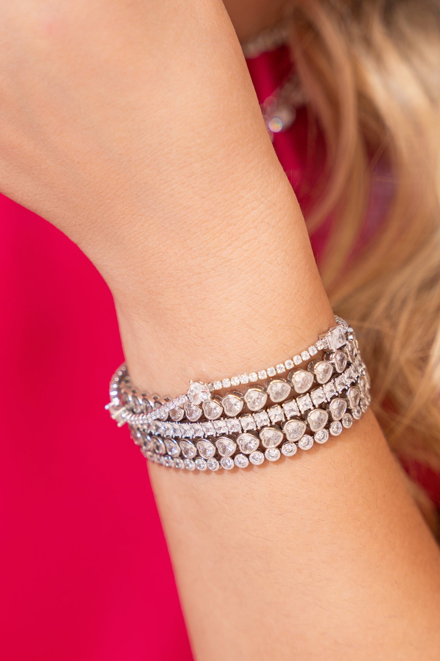 Pulsera de tenis con bisel de plata y corazón