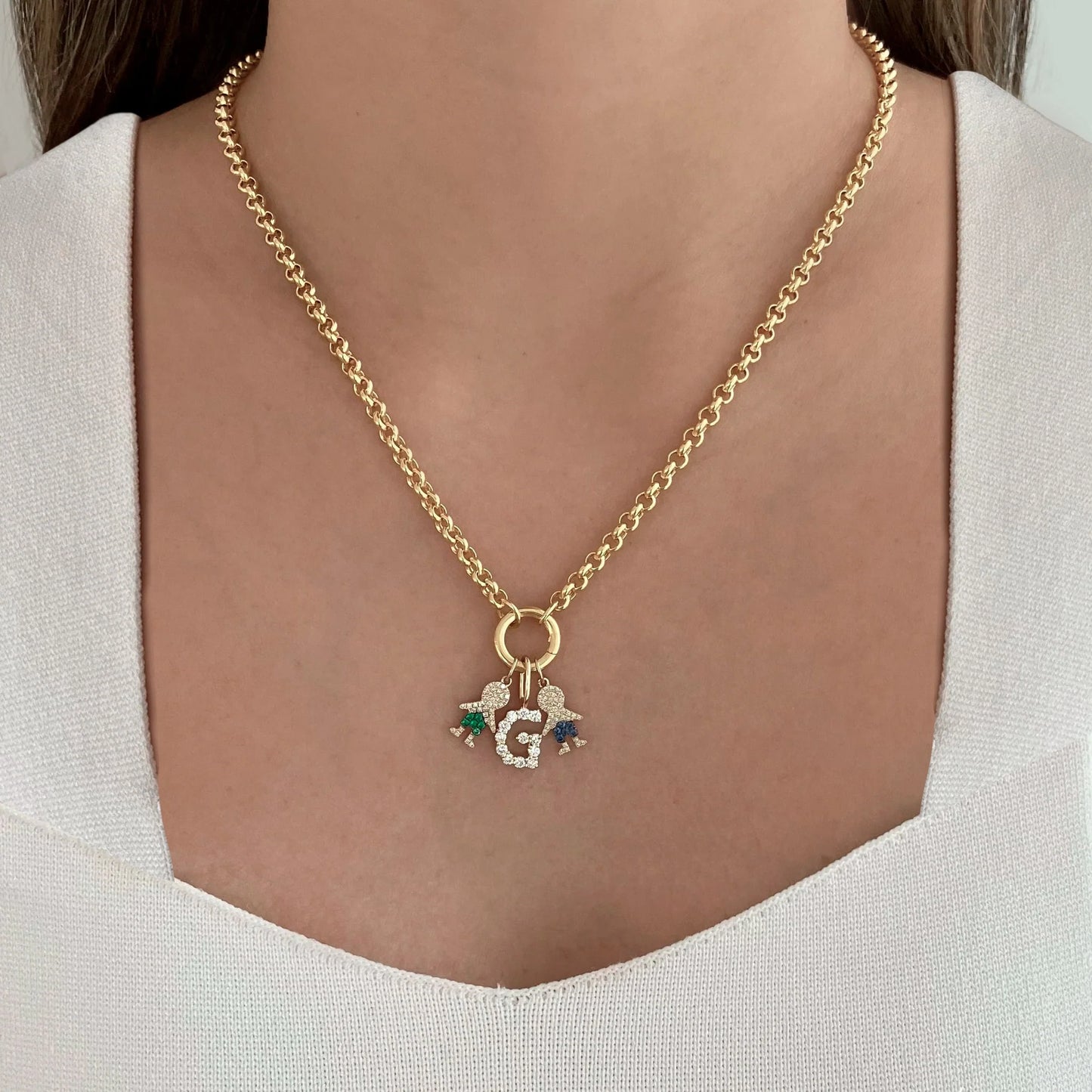 Dije de niño con pavé de piedras preciosas en oro de 14 k