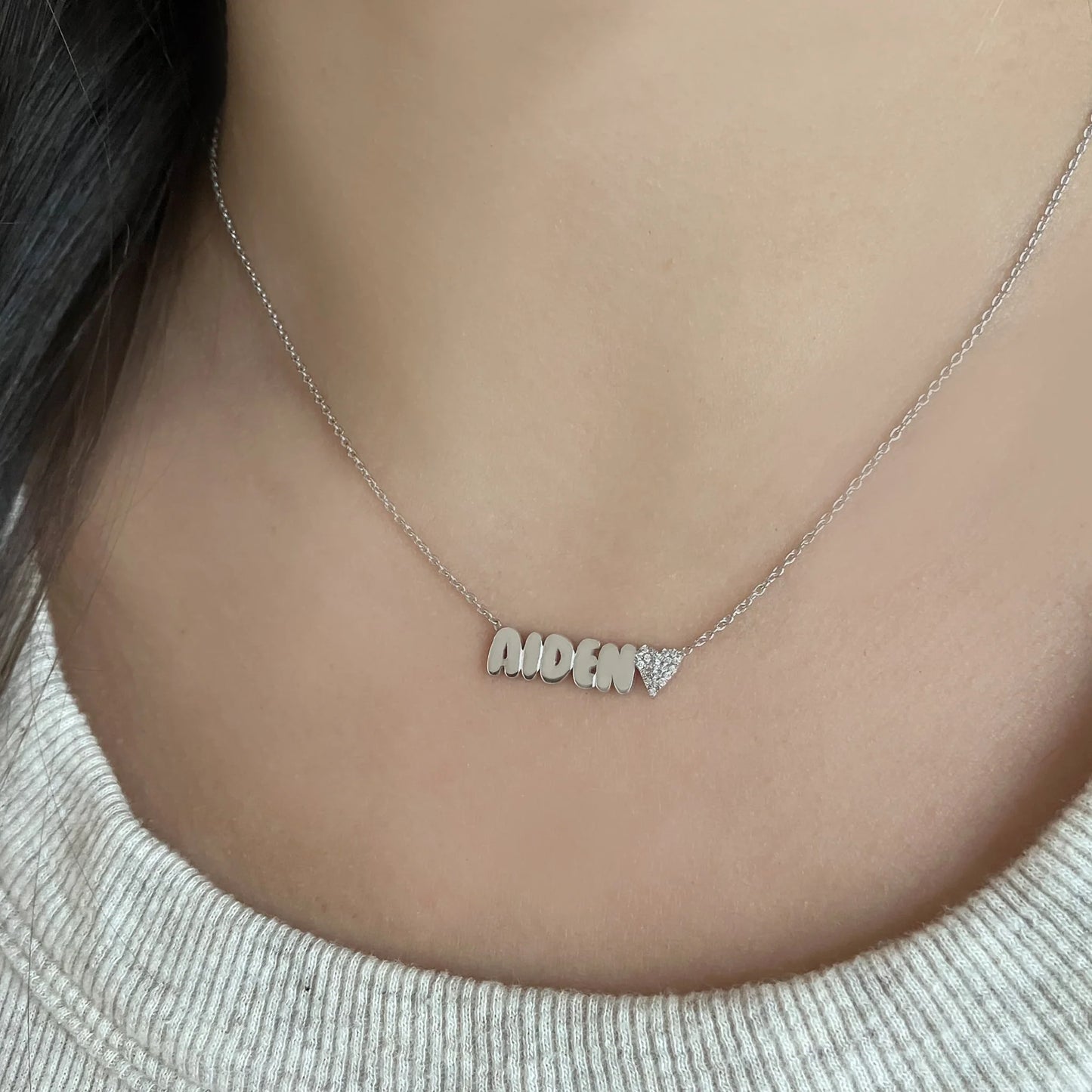 Collar con dije de pavé y nombre recortado en oro de 14 k