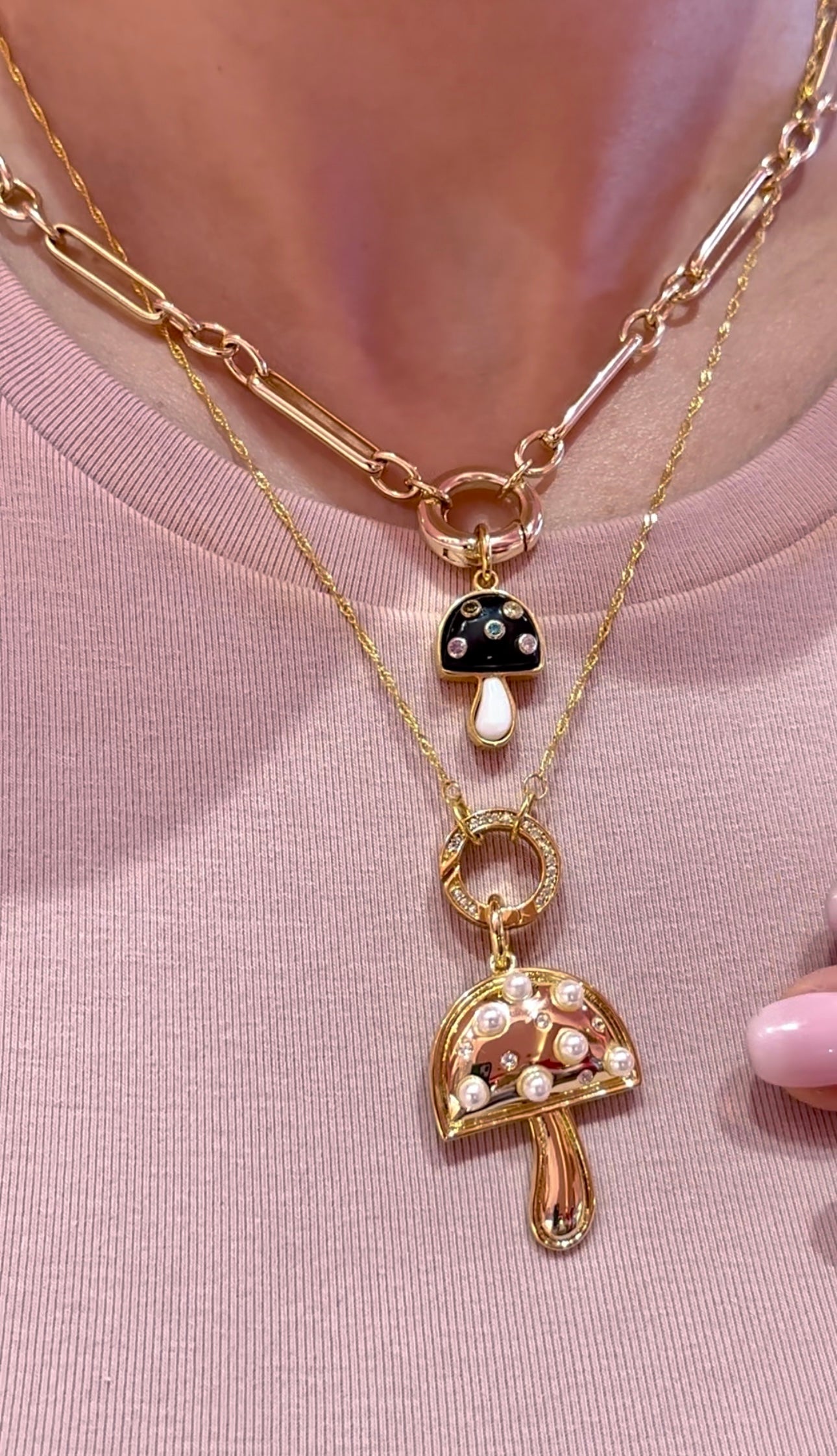 Dije de hongo y perlas
