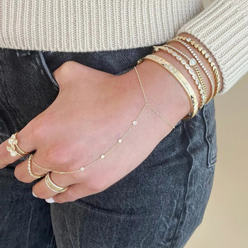 Cadena de mano con diamantes en bisel redondo de cinco piezas en oro de 14 quilates