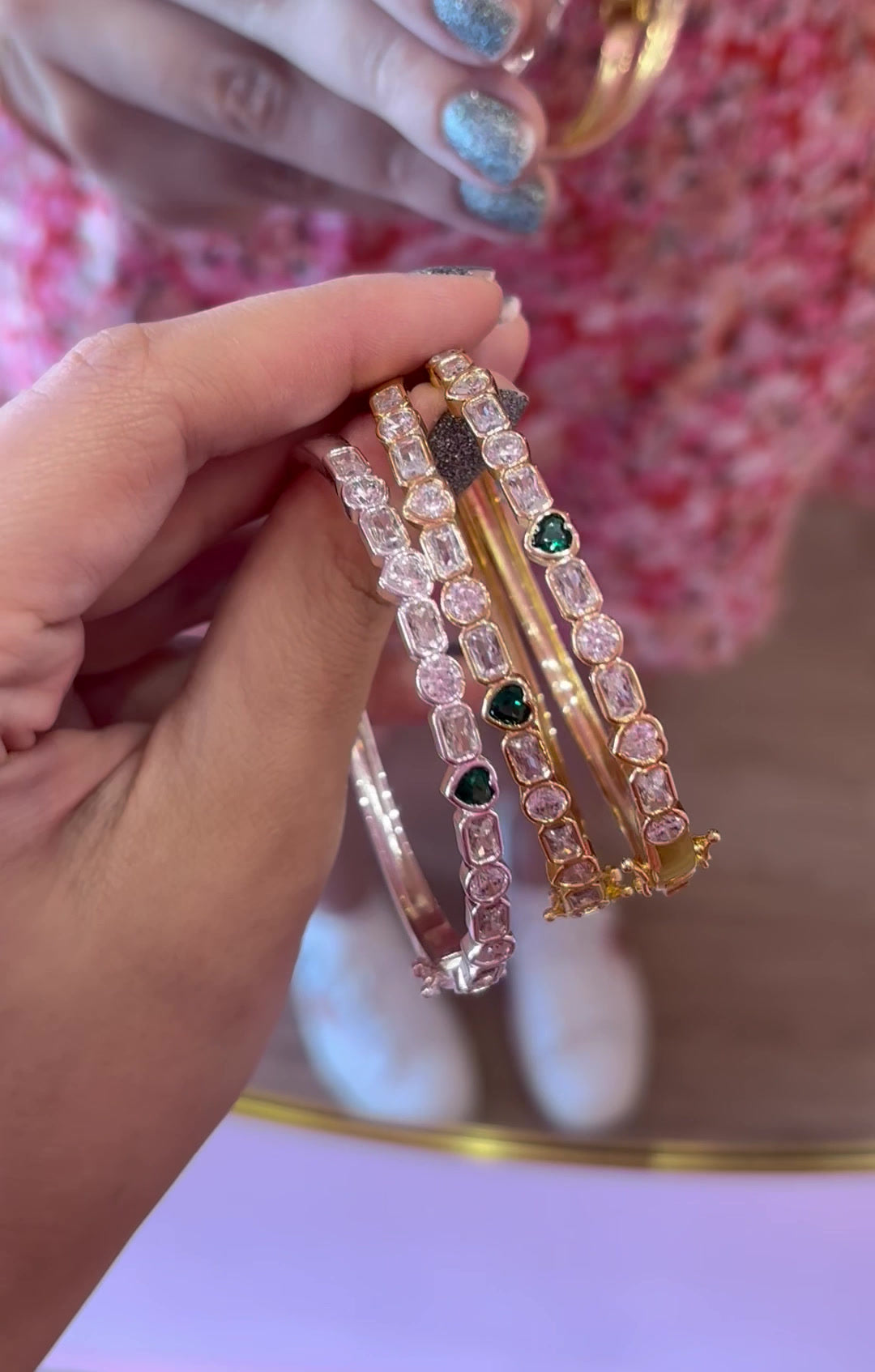 Brazalete multibisel con corazón de esmeralda