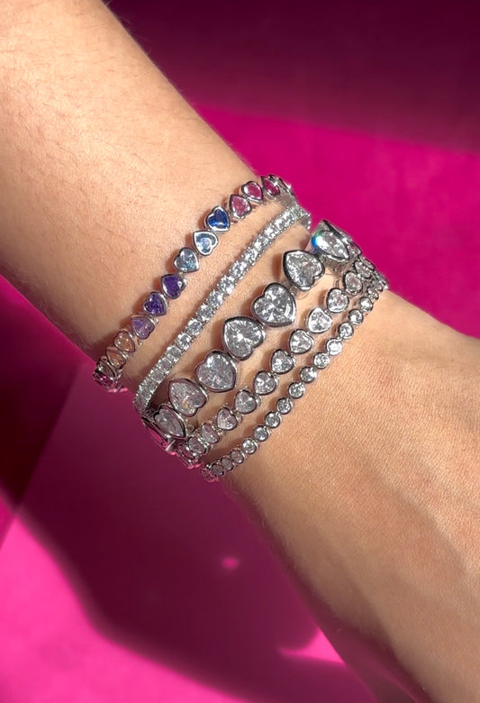 Pulsera de tenis con bisel de plata y corazón
