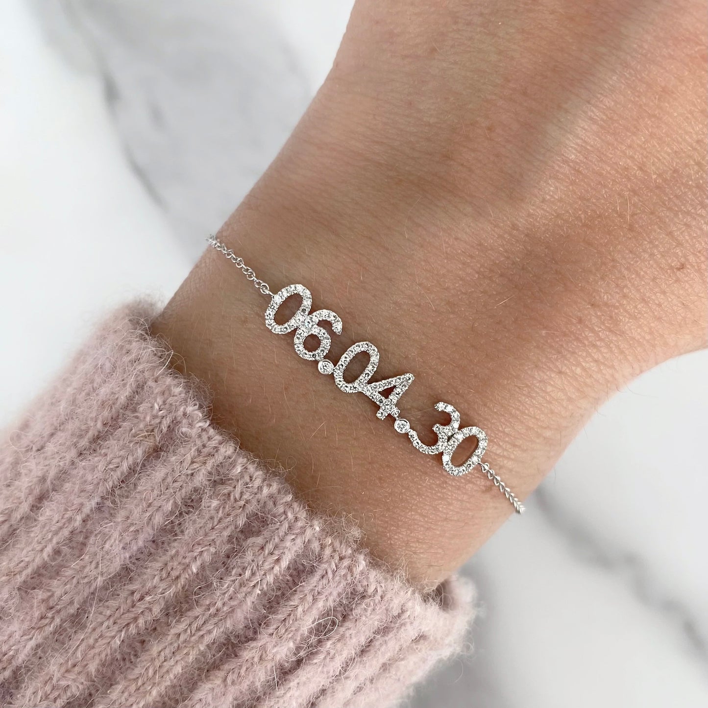 Pulsera con fecha y pavé de oro de 14 k