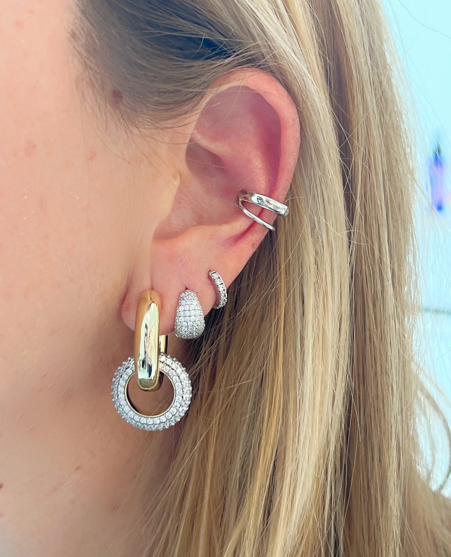 Pendientes entrelazados de dos tonos