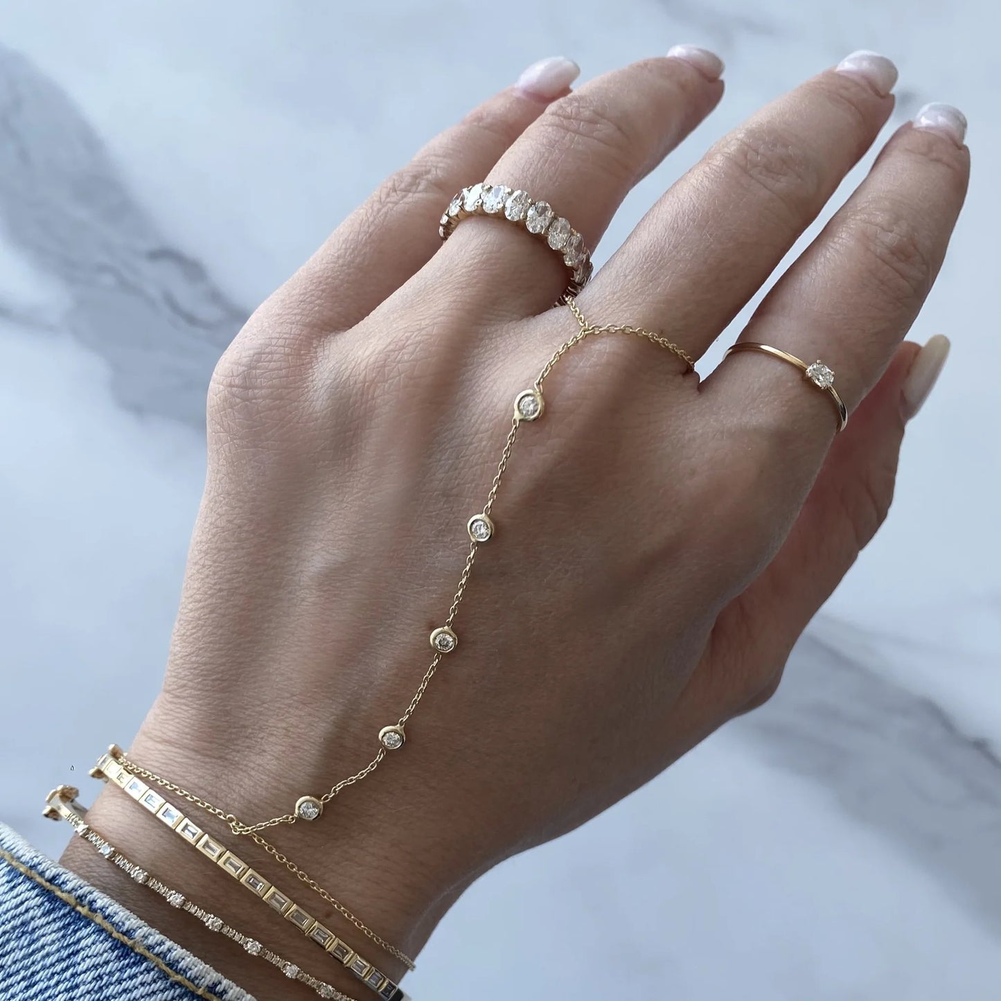 Cadena de mano con diamantes en bisel redondo de cinco piezas en oro de 14 quilates