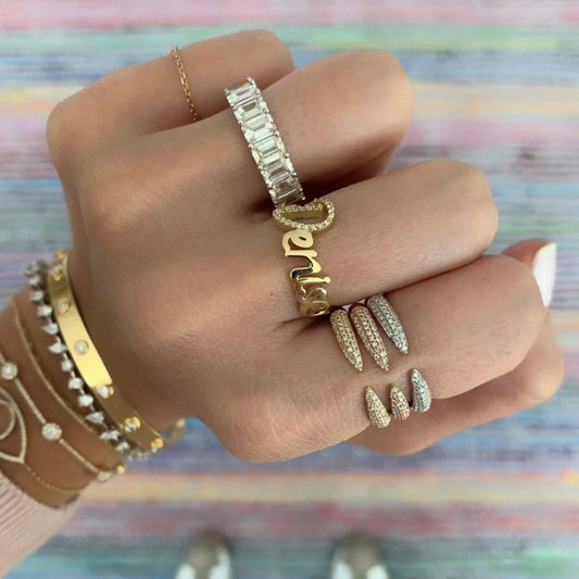 Anillo con letra inicial pavé en oro 14k