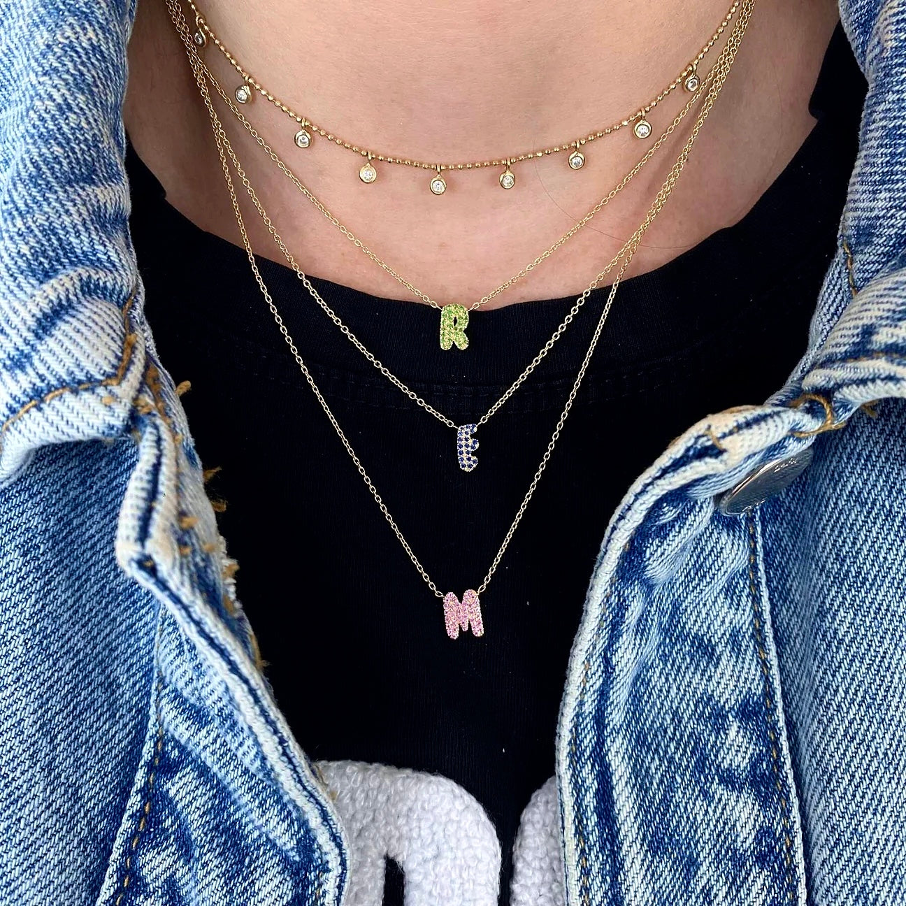 Collar con inicial única de piedra preciosa en oro de 14 k