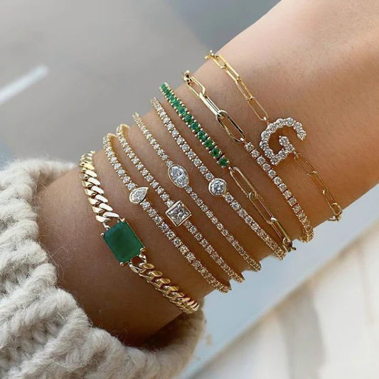 Pulsera paperclip con inicial de diamante grande en oro 14k