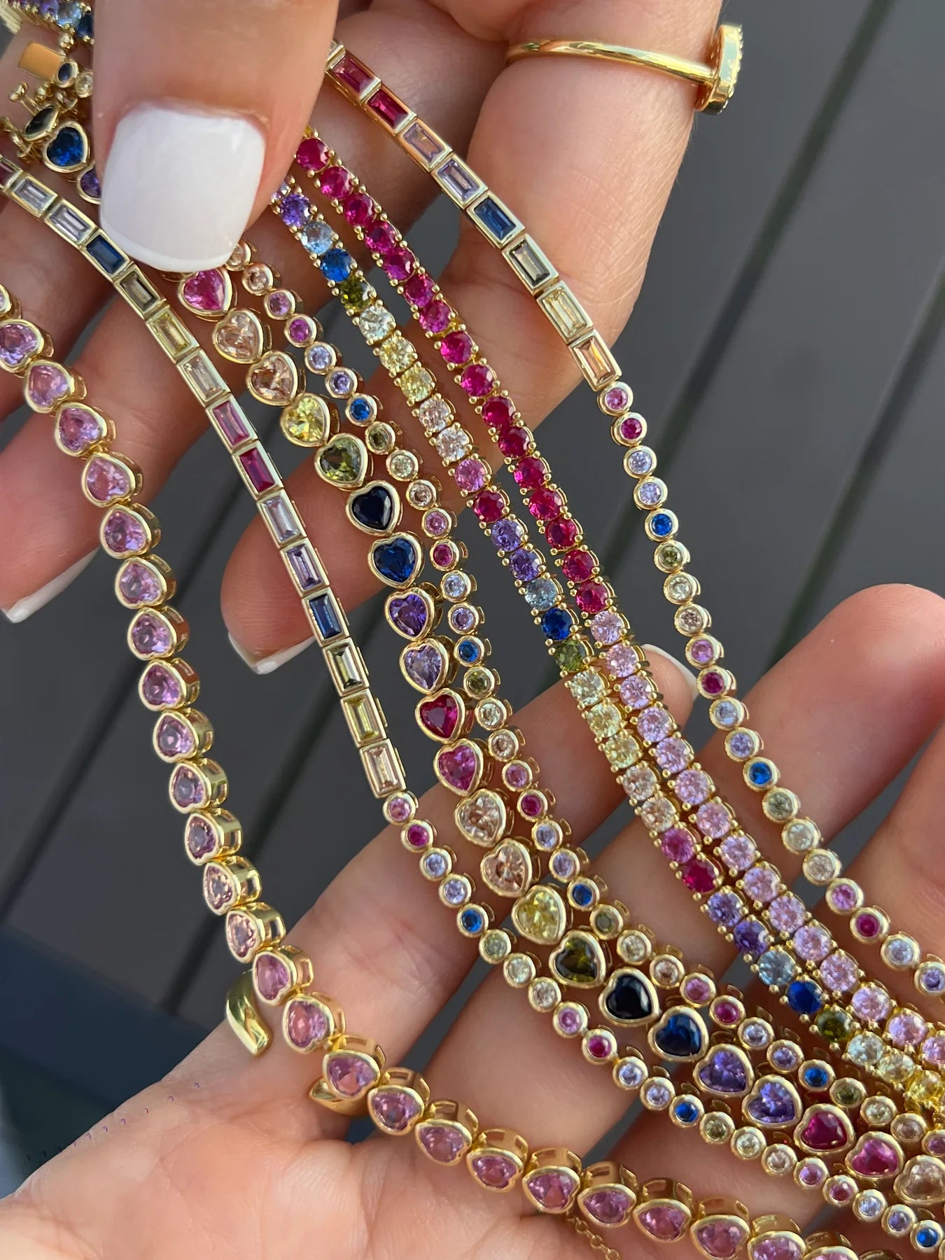 Pulsera de tenis con bisel y media baguette de arcoíris