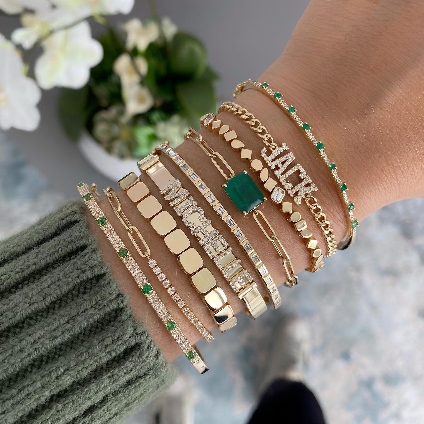 Brazalete de oro de 14 quilates con piedras preciosas y diamantes