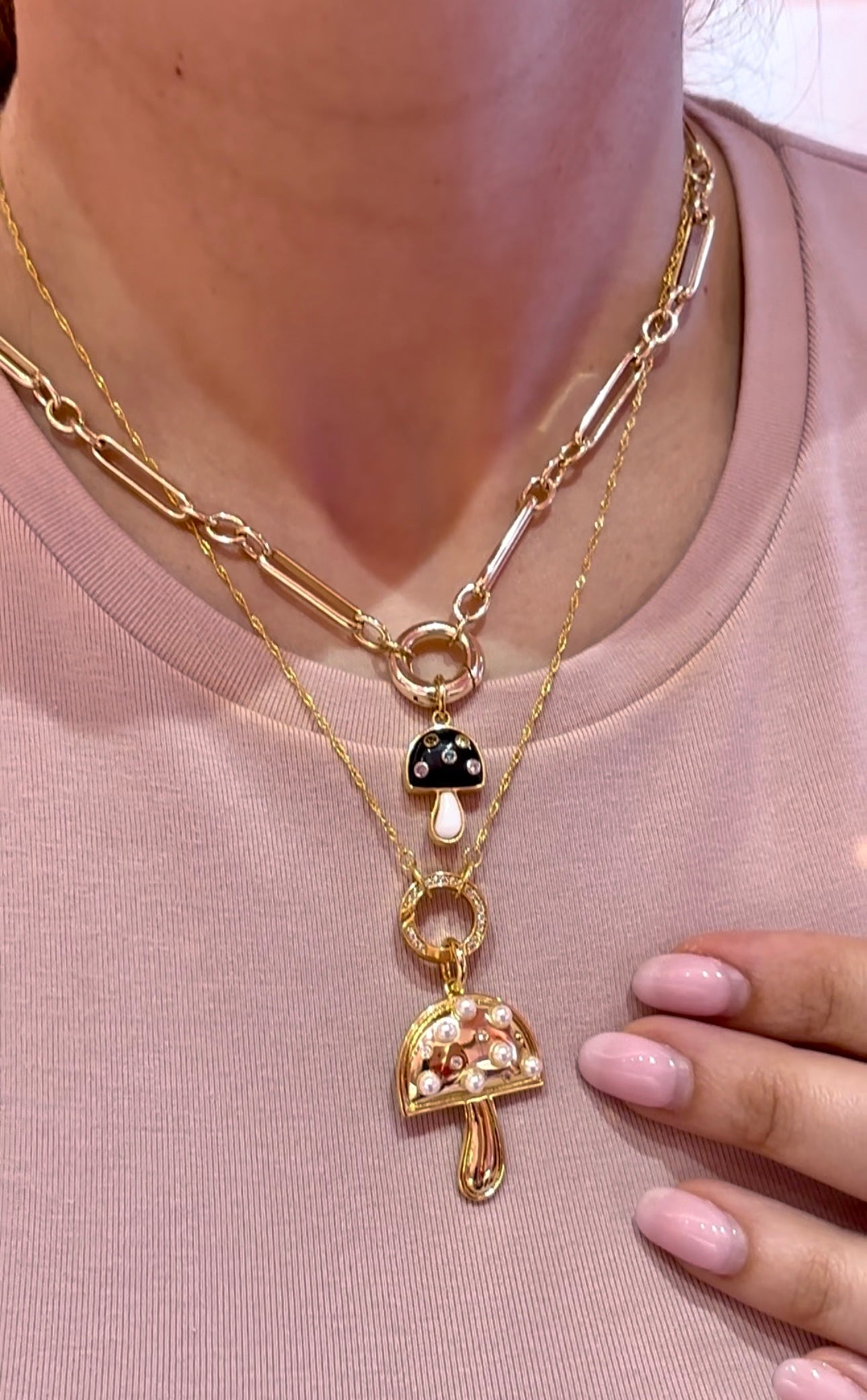 Dije de hongo y perlas