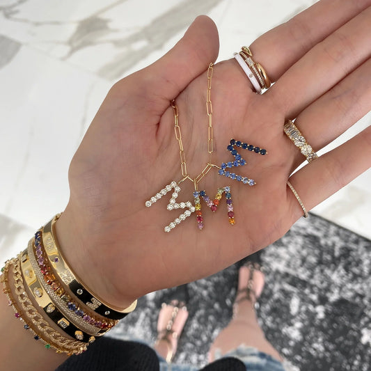 Dije jumbo con inicial M ombré en oro 14k