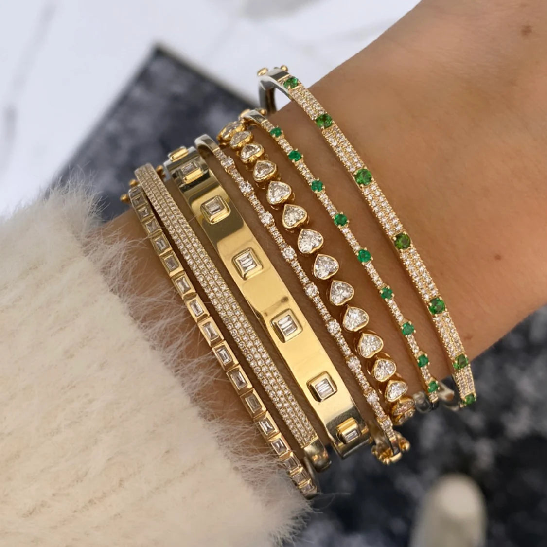 Brazalete de oro de 14 quilates con piedras preciosas y diamantes