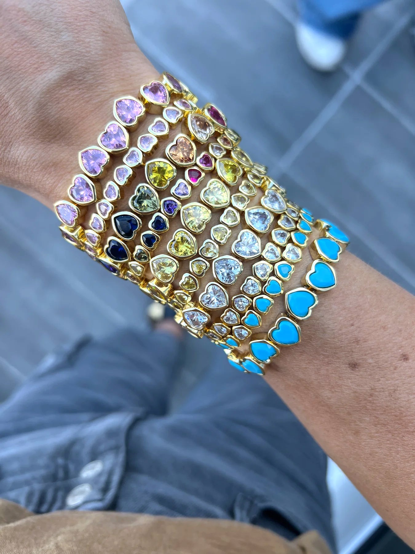 Pulsera elástica con bisel en forma de corazón y miniarcoíris dorado
