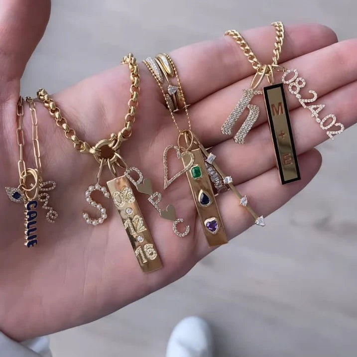 Dije de fecha pavé en oro de 14 k