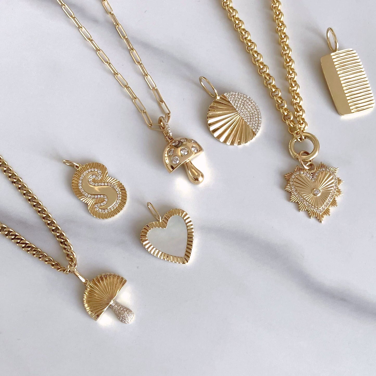 Dije de hongo con diamantes estriados en oro de 14 k