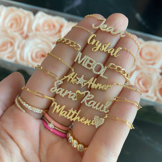 Collar con dije de pavé y nombre recortado en oro de 14 k