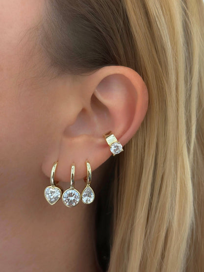 Huggies con cúpula de piedra de circonita cúbica