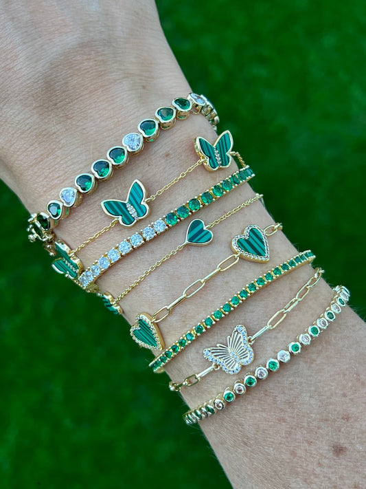 Pulsera con clip de papel y mariposa estriada