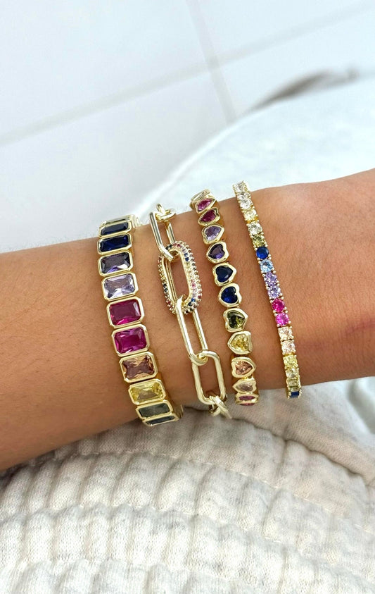 Pulsera elástica con bisel en forma de corazón y oro arcoíris