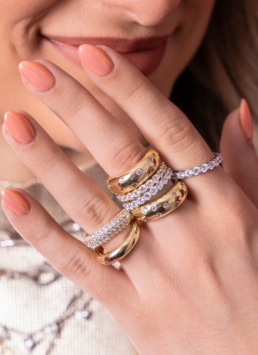 Anillo llamativo de doble capa sólida y pavé
