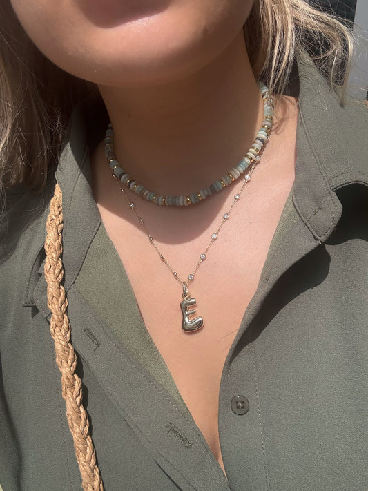 Charm inicial con pavé grande