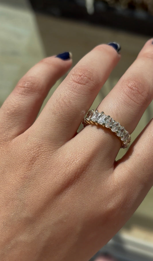 Anillo ovalado con bisel de arcoíris