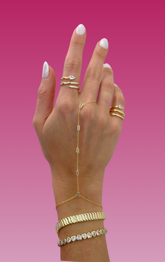 Anillo de pera con diamantes en espiral