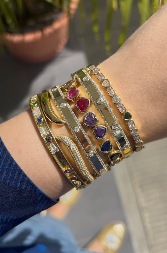 Brazalete de dos corazones con línea pavé