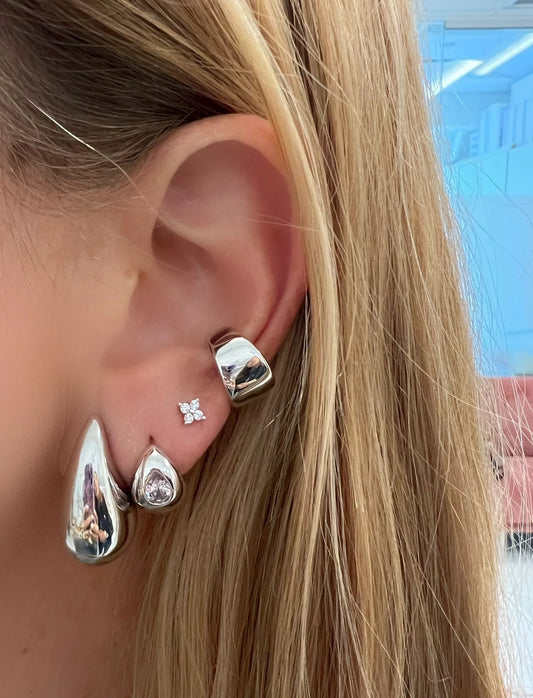 Pendientes pequeños con gotas brillantes