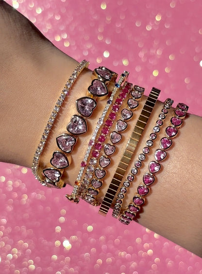 Pulsera elástica con bisel en forma de corazón en color rosa