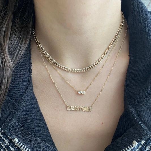 Collar con nombre recortado y estriado en oro de 14 k