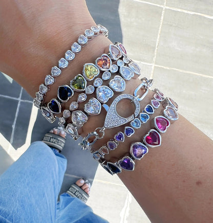 Pulsera elástica de plata con bisel transparente y forma de corazón