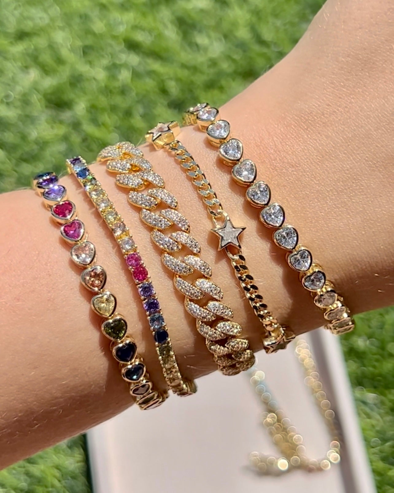 Pulsera de tenis con corazón y bisel de arcoíris